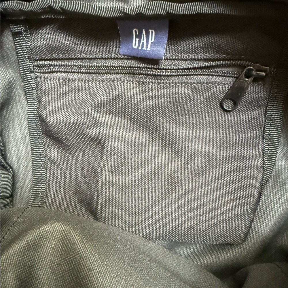 GAP sling bag with Velcro wide adjustable strap. Very comfortable to wear. - Picture 3 of 7